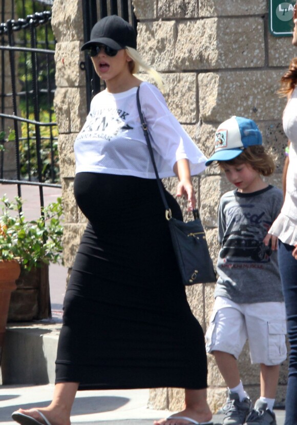 Exclusif - La chanteuse de 33 ans Christina Aguilera, très enceinte, son fiancé Matthew Rutler et son fils Max se rendent au mini golf à Studio City, le 12 juillet 2014.
