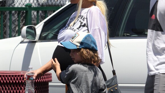 Christina Aguilera : Très enceinte, son fils Max joue le garde du corps