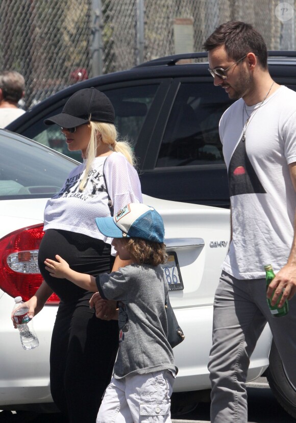 Exclusif - Christina Aguilera, très enceinte, son fiancé Matthew Rutler et son fils Max, tendre avec sa maman, se rendent au mini golf à Studio City, le 12 juillet 2014.