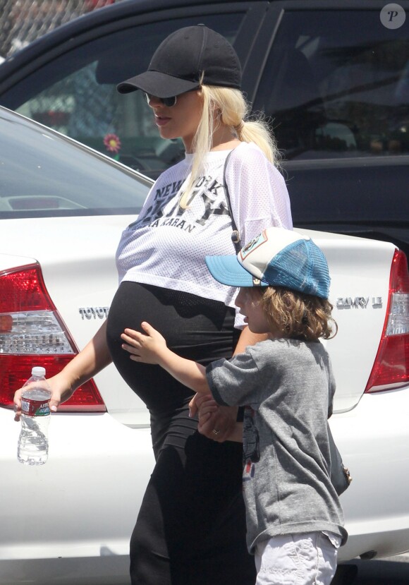 Exclusif - L'ex coach de The Voice Christina Aguilera, très enceinte, son fiancé Matthew Rutler et son fils Max se rendent au mini golf à Studio City, le 12 juillet 2014.