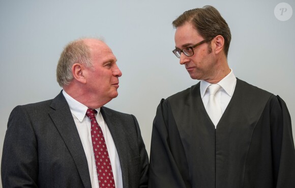 Uli Hoeness avec son avocat Markus Gotzens à Munich, le 12 mars 2014.