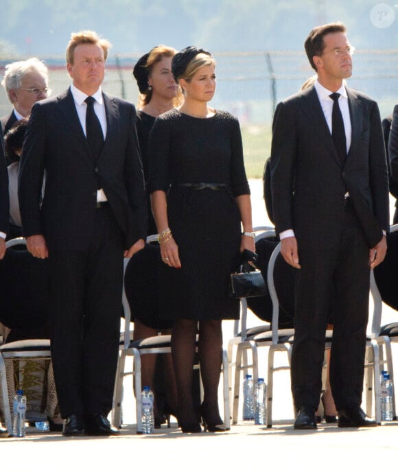 Le roi Willem-Alexander et la reine Maxima des Pays-Bas, sombres, le Premier ministre Mark Rutte et de nombreuses familles endeuillées ont assisté mercredi 23 juillet 2014 au rapatriement d'une quarantaine de cercueils contenant les dépouilles de victimes du vol MH17 de la Malaysian Airlines, à l'aéroport d'Eindhoven.