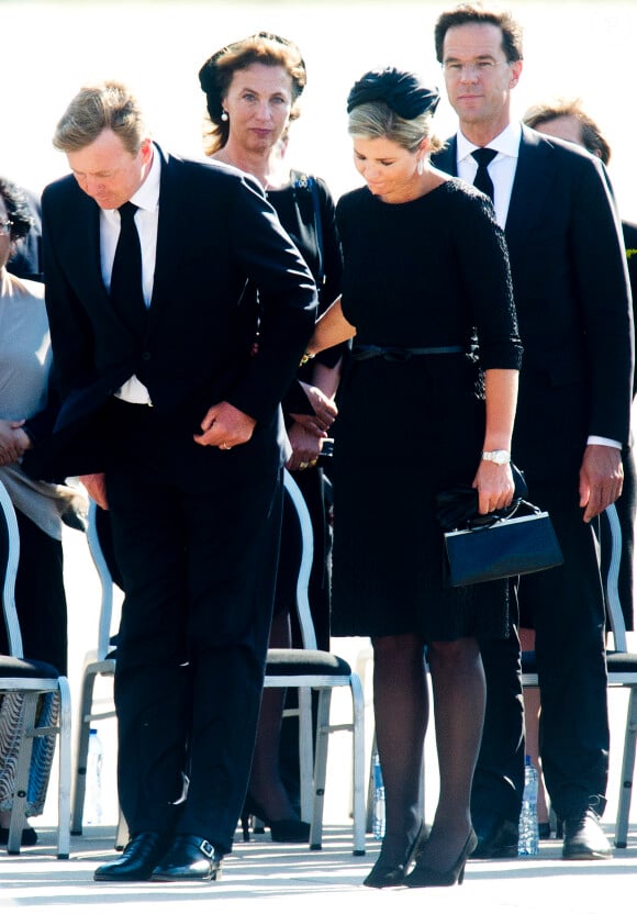 Le roi Willem-Alexander et la reine Maxima des Pays-Bas, effondrés, le Premier ministre Mark Rutte et de nombreuses familles endeuillées ont assisté mercredi 23 juillet 2014 au rapatriement d'une quarantaine de cercueils contenant les dépouilles de victimes du vol MH17 de la Malaysian Airlines, à l'aéroport d'Eindhoven.