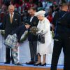 La reine Elizabeth II reçoit un bouquet lors de la cérémonie d'ouverture des Jeux du Commonwealth 2014, le 23 juillet au Celtic Park de Glasgow.