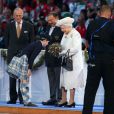 La reine Elizabeth II reçoit un bouquet lors de la cérémonie d'ouverture des Jeux du Commonwealth 2014, le 23 juillet au Celtic Park de Glasgow. 