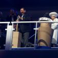  La reine Elizabeth II regarde avec amusement le prince Imran lutter pour ouvrir le bâton des Jeux lors de la cérémonie d'ouverture des Jeux du Commonwealth 2014, le 23 juillet au Celtic Park de Glasgow. 