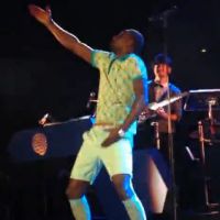 Omar Sy : Son show surprise pour Stromae, déguisé pour ''Papaoutai'' à Nîmes