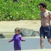 Simon Helberg, sa femme Jocelyn Towne, leur fille Adeline et leur bébé Wilder lors de leurs vacances à Hawaï, le 19 juillet 2014