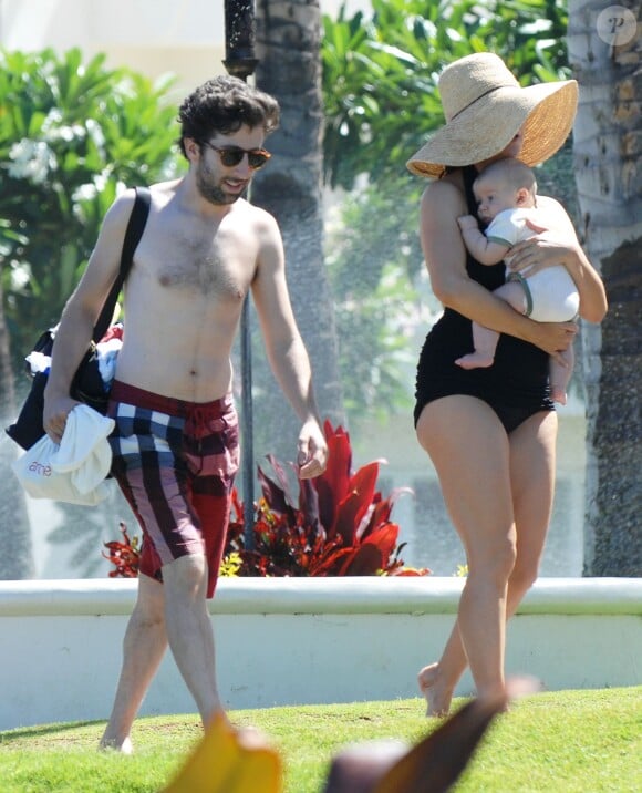 Simon Helberg, sa femme Jocelyn Towne et leur petit bébé Wilder lors de leurs vacances à Hawaï, le 19 juillet 2014