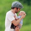 Simon Helberg et son bébé Wilder lors de leurs vacances à Hawaï, le 19 juillet 2014