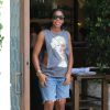La chanteuse Kelly Rowland, enceinte, quitte le restaurant Cecconi's. West Hollywood, le 25 juillet 2014.