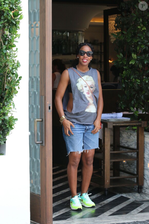 La chanteuse Kelly Rowland, enceinte, quitte le restaurant Cecconi's. West Hollywood, le 25 juillet 2014.