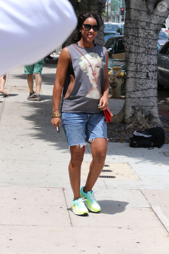 Kelly Rowland, enceinte et souriante à West Hollywood, le 25 juillet 2014.