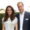 Kate Middleton, en robe Jenny Packham, et le prince William au club de polo de Santa Barbara, en Californie, le 9 juillet 2011. Le 26 juillet 2014, la duchesse de Cambridge recyclait cette même robe pour le mariage d'Alexander Vaulkhard et Sarah Nicholason à Batcombe, en Angleterre.