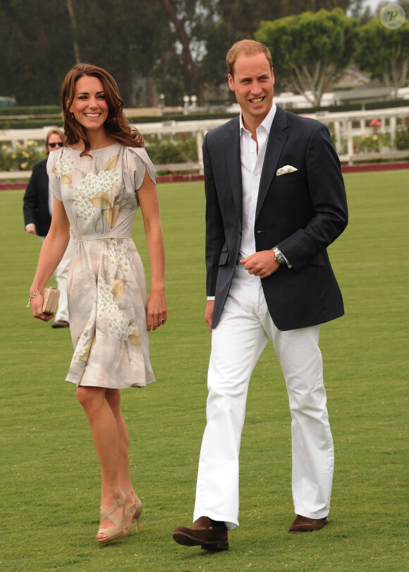 Kate Middleton, portant une robe Jenny Packham, et le prince William au club de polo de Santa Barbara, en Californie, le 9 juillet 2011. Le 26 juillet 2014, la duchesse de Cambridge recyclait cette même robe pour le mariage d'Alexander Vaulkhard et Sarah Nicholason à Batcombe, en Angleterre.
