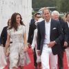 Kate Middleton, en robe Jenny Packham, et le prince William au club de polo de Santa Barbara, en Californie, le 9 juillet 2011. Le 26 juillet 2014, la duchesse de Cambridge recyclait cette même robe pour le mariage d'Alexander Vaulkhard et Sarah Nicholason à Batcombe, en Angleterre.