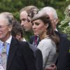 Kate Middleton, en robe Jenny Packham, avec le prince William lors du mariage d'Emily McCorquodale le 9 juin 2012 à Stoke Rockford. Le 26 juillet 2014, la duchesse de Cambridge recyclait cette même robe pour le mariage d'Alexander Vaukhard et à Batcombe, en Angleterre.