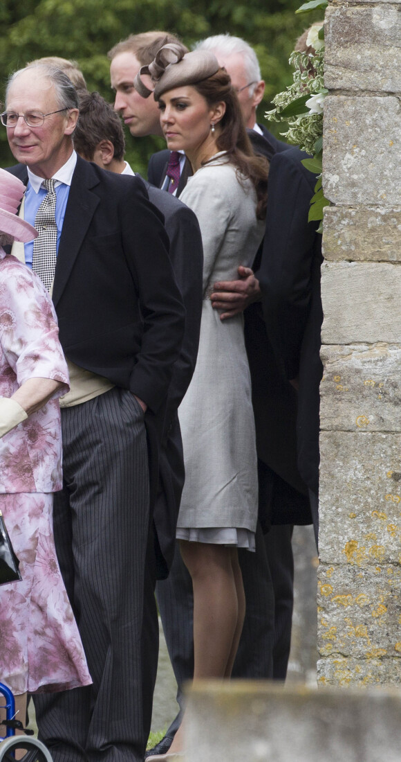 Kate Middleton, en robe Jenny Packham, avec le prince William lors du mariage d'Emily McCorquodale le 9 juin 2012 à Stoke Rockford. Le 26 juillet 2014, la duchesse de Cambridge recyclait cette même robe pour le mariage d'Alexander Vaukhard et à Batcombe, en Angleterre.