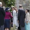 Kate Middleton, en robe Jenny Packham lors du mariage d'Emily McCorquodale le 9 juin 2012 à Stoke Rockford, auquel elle assistait avec les princes William et Harry. Le 26 juillet 2014, la duchesse de Cambridge recyclait cette même robe pour le mariage d'Alexander Vaukhard et à Batcombe, en Angleterre.