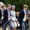 Kate Middleton, en robe Jenny Packham, et les princes William et Harry lors du mariage d'Emily McCorquodale le 9 juin 2012 à Stoke Rockford. Le 26 juillet 2014, la duchesse de Cambridge recyclait cette même robe pour le mariage d'Alexander Vaukhard et à Batcombe, en Angleterre.