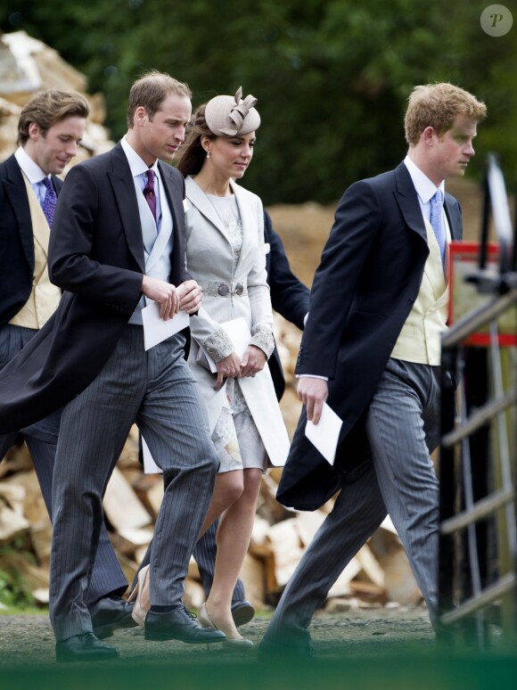 Kate Middleton, en robe Jenny Packham, et les princes William et Harry lors du mariage d'Emily McCorquodale le 9 juin 2012 à Stoke Rockford. Le 26 juillet 2014, la duchesse de Cambridge recyclait cette même robe pour le mariage d'Alexander Vaukhard et à Batcombe, en Angleterre.