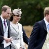 Kate Middleton, en robe Jenny Packham lors du mariage d'Emily McCorquodale le 9 juin 2012 à Stoke Rockford, auquel elle assistait avec les princes William et Harry. Le 26 juillet 2014, la duchesse de Cambridge recyclait cette même robe pour le mariage d'Alexander Vaukhard et à Batcombe, en Angleterre.