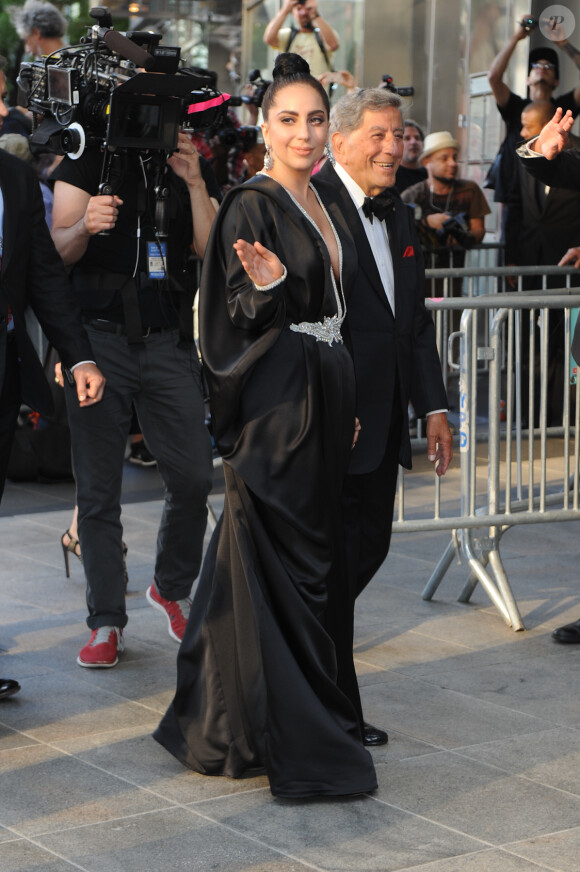 La chanteuse Lady Gaga et le crooner Tony Bennett arrivent main dans la main au Lincoln Center à New York, le 28 juillet 2014. 