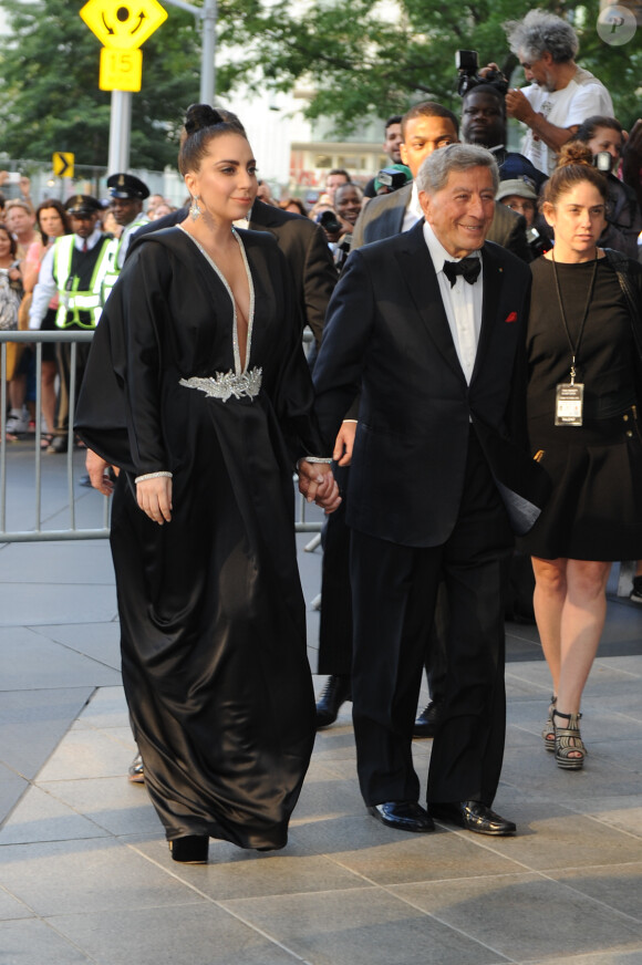 La chanteuse Lady Gaga et Tony Bennett arrivent main dans la main au Lincoln Center à New York, le 28 juillet 2014. 