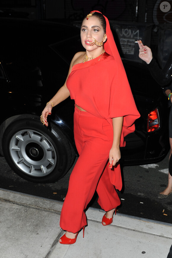 La chanteuse Lady Gaga arrive avec son chien Asia à un night club à New York, le 28 juillet 2014. Elle porte une tenue indienne. 