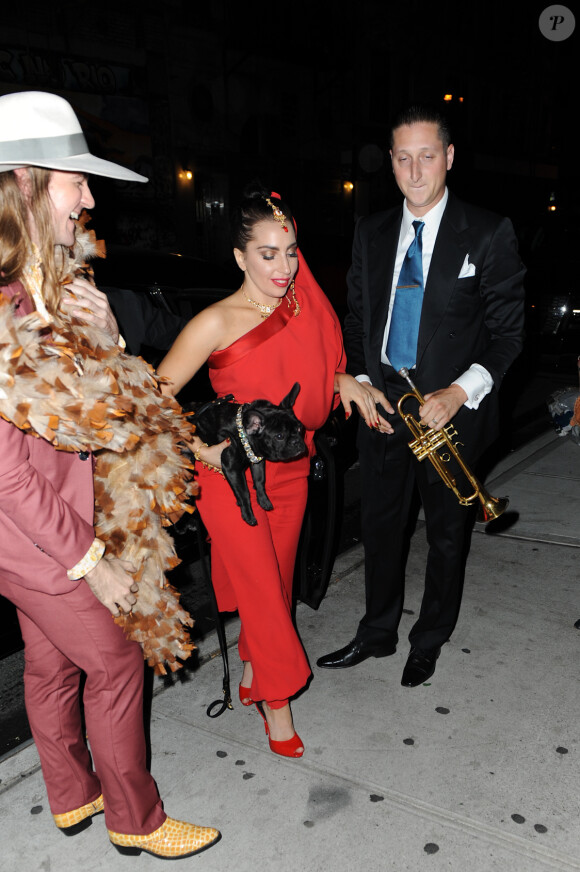 La chanteuse Lady Gaga arrive avec son chien Asia à un night club à New York, le 28 juillet 2014. 