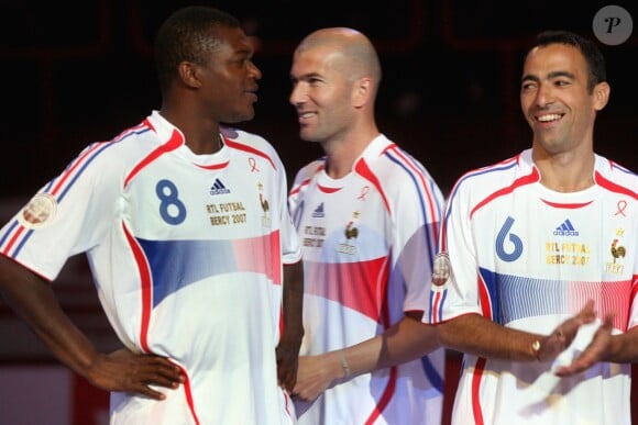 Zinédine Zidane, Marcel Desailly et Youri Djorkaeff après un tournoi de foot indoor à Bercy à Paris le 25 mars 2007