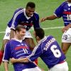 Zinédine Zidane, Youri Djorkaeff et Marcel Desailly le 12 juillet 1998 après la victoire de l'équipe de France en finale de la Coupe du monde au Stade de France à Saint-Denis