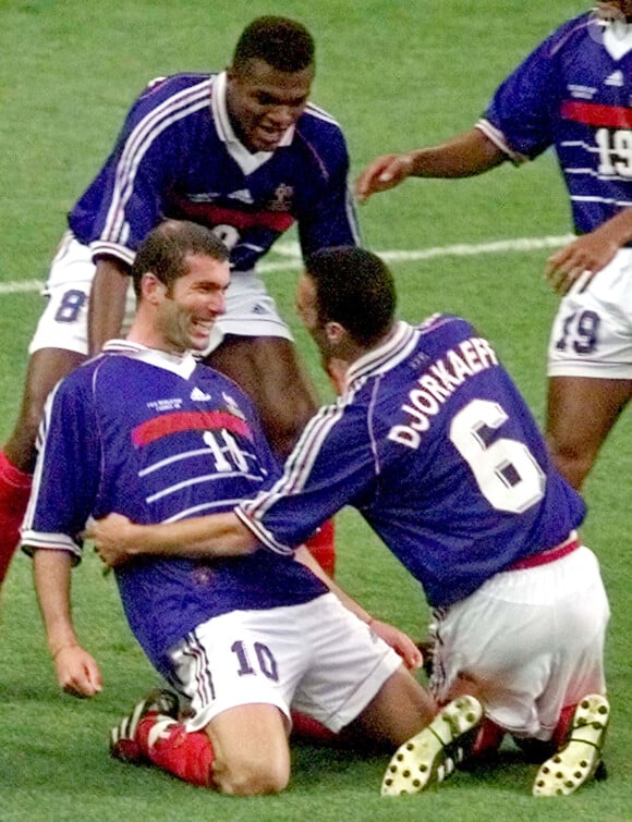 Zinédine Zidane, Youri Djorkaeff et Marcel Desailly le 12 juillet 1998 après la victoire de l'équipe de France en finale de la Coupe du monde au Stade de France à Saint-Denis