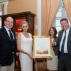 La princesse Charlene de Monaco reçoit en présence de son mari le prince Albert II un "Certificate of Irish Heritage" attestant de ses racines irlandaises, des mains de Son Excellence l'Ambassadeur d'Irlande en France, Rory Montgomery, le 29 juillet 2014 au palais princier de Monaco. En présence également de Finola O'Mahony de Tourism Ireland et Fiona Fitzsimons de l'agence de généalogie Eneclann.