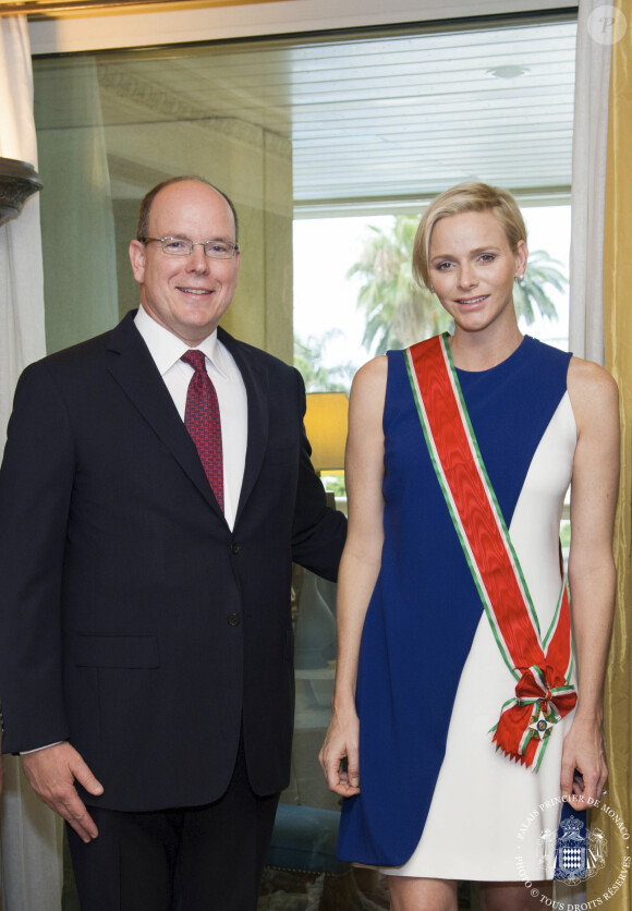 La princesse Charlene de Monaco recevait le 28 juillet 2014 les insignes de Cavaliere di Gran Croce dell'Ordine della Stella d'Italia (chevalier grand-croix - le plus grade le plus élevé - de l'ordre de l'Étoile d'Italie) en présence de son mari le prince Albert II.
