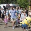 La princesse Josephine tient la main de son papa, derrière son grand frère portant un gros minion. La princesse Mary et le prince Frederik de Danemark ont passé la journée du 25 juillet 2014 au parc Legoland à Billund avec leurs quatre enfants, Christian, Isabella, Vincent et Joséphine, ainsi que leurs neveux Nikolai et Felix et leur cousine Alexandra.