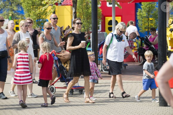 La princesse Mary et le prince Frederik de Danemark ont passé la journée du 25 juillet 2014 au parc Legoland à Billund avec leurs quatre enfants, Christian, Isabella, Vincent et Joséphine, ainsi que leurs neveux Nikolai et Felix et leur cousine Alexandra.