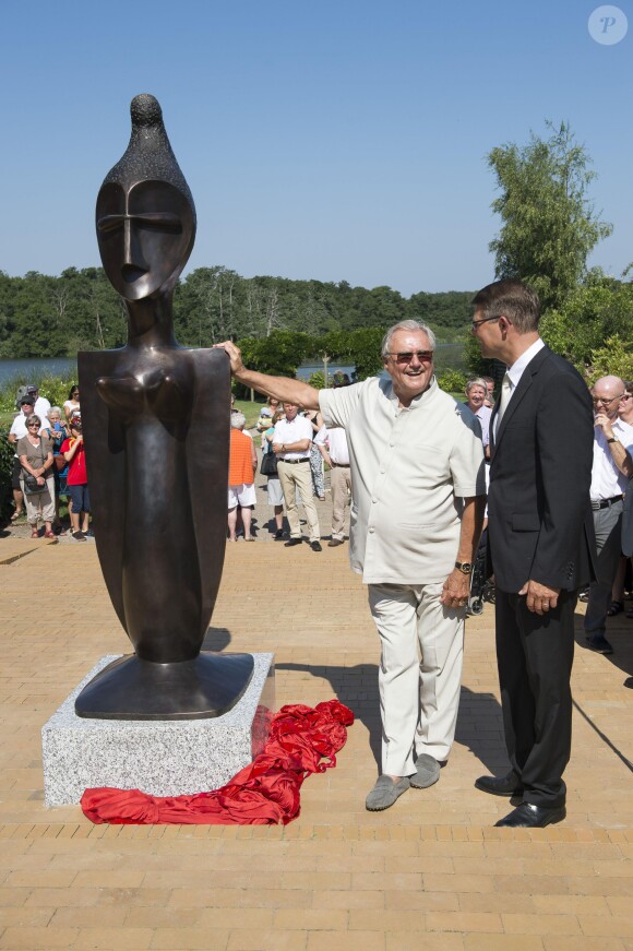Le prince consort Henrik de Danemark dévoilant la statue 'La Reine' dans un parc de Grasten, le 29 juillet 2014