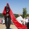 Le prince consort Henrik de Danemark dévoilant la statue 'La Reine' dans un parc de Grasten, le 29 juillet 2014