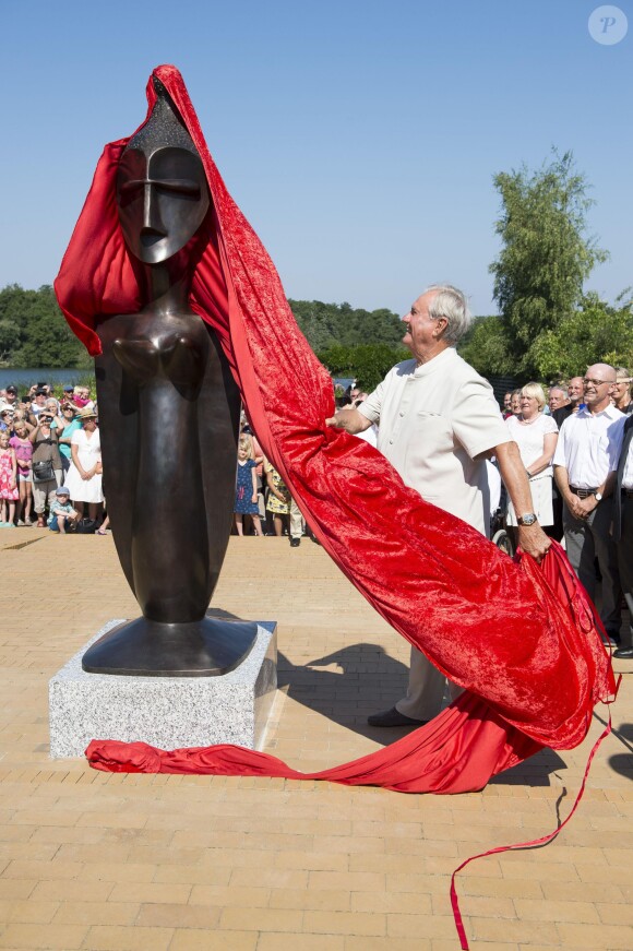 Le prince consort Henrik de Danemark dévoilant la statue 'La Reine' dans un parc de Grasten, le 29 juillet 2014
