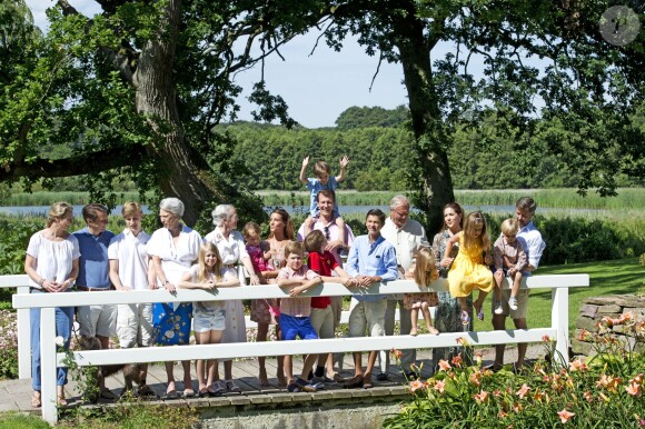La famille royale de Danemark au château de Grasten le 24 juillet 2014, lors de la traditionnelle séance photo estivale pour la presse.