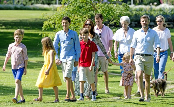 La famille royale de Danemark au château de Grasten le 24 juillet 2014, lors de la traditionnelle séance photo estivale pour la presse.