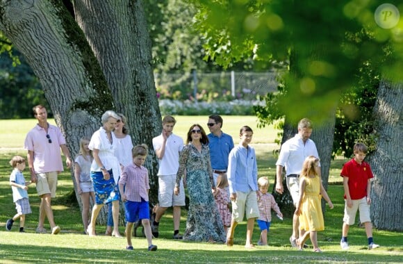La famille royale de Danemark au château de Grasten le 24 juillet 2014, lors de la traditionnelle séance photo estivale pour la presse.