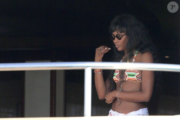 Naomi Campbell profite d'un après-midi ensoleillé sur le yacht de Roberto Cavalli. Formentera, le 30 juillet 2014.