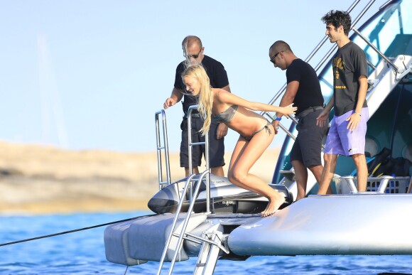 Les amis de Roberto Cavalli profitent d'un après-midi ensoleillé sur son yacht, à Formentera. Le 30 juillet 2014.