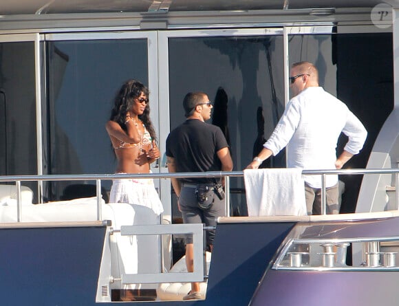 Naomi Campbell se détend sur le yacht de Roberto Cavalli. Formentera, le 30 juillet 2014.