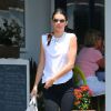 Kendall Jenner quitte un restaurant Fred Segal à West Hollywood, Los Angeles, habillée d'un t-shirt blanc troué au col, d'un pantalon noir, d'un sac blanc Balenciaga et de bottines Givenchy. Le 30 juillet 2014.