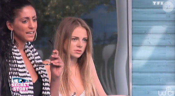 Elodie et Sara dans la quotidienne de Secret Story 8, sur TF1, le vendredi 1er aout 2014