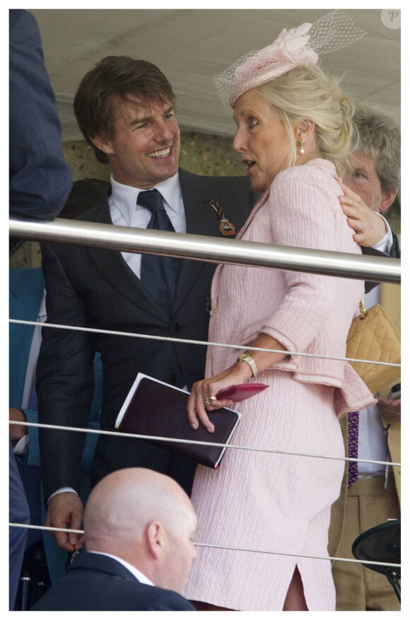 Tom Cruise fait le bonheur des dames en tribune d'honneur à l'hippodrome Goodwood de Chichester, le 31 juillet 2014, lors du Ladies Day de la réunion hippique Glorious Goodwood.