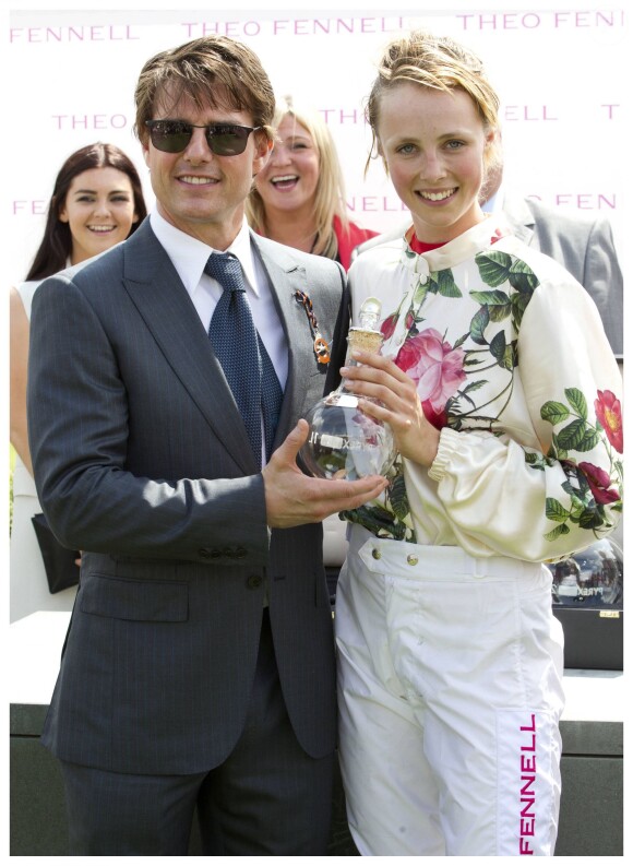 Tom Cruise a remis au mannequin Edie Campbell le trophée de la Magnolia Cup qu'elle a remportée, à l'hippodrome Goodwood de Chichester, le 31 juillet 2014, lors du Ladies Day de la réunion hippique Glorious Goodwood.